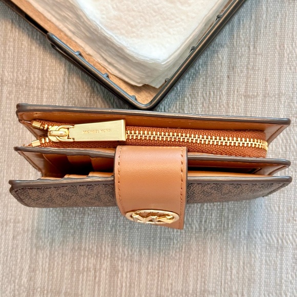 Michael Kors Signature Brown Acorn Greenwich Medium Tab Zip Around Wallet - Picture 5 of 13